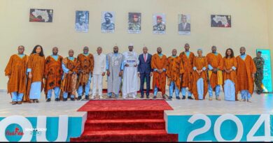 Honneurs : le ministre secrétaire Général de la Présidence, le Général Amara CAMARA et le ministre Directeur de cabinet de la PrésidenceM. Djiba DIAKITÉ, distingués par Son Excellence Monsieur le Président de la République, Mamadi DOUMBOUYA