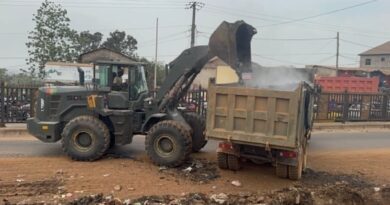 CU SANoyah : la police , citoyens et autorités se mobilisent pour ramasser les gravats