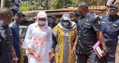 TPI de Mafanco : Yama et Maya arrivent sans menottes, main dans la main, bavettes sur le visage.