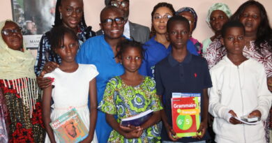 Éducation – Dixinn : la mairie offre des kits scolaires aux lauréats du CEE